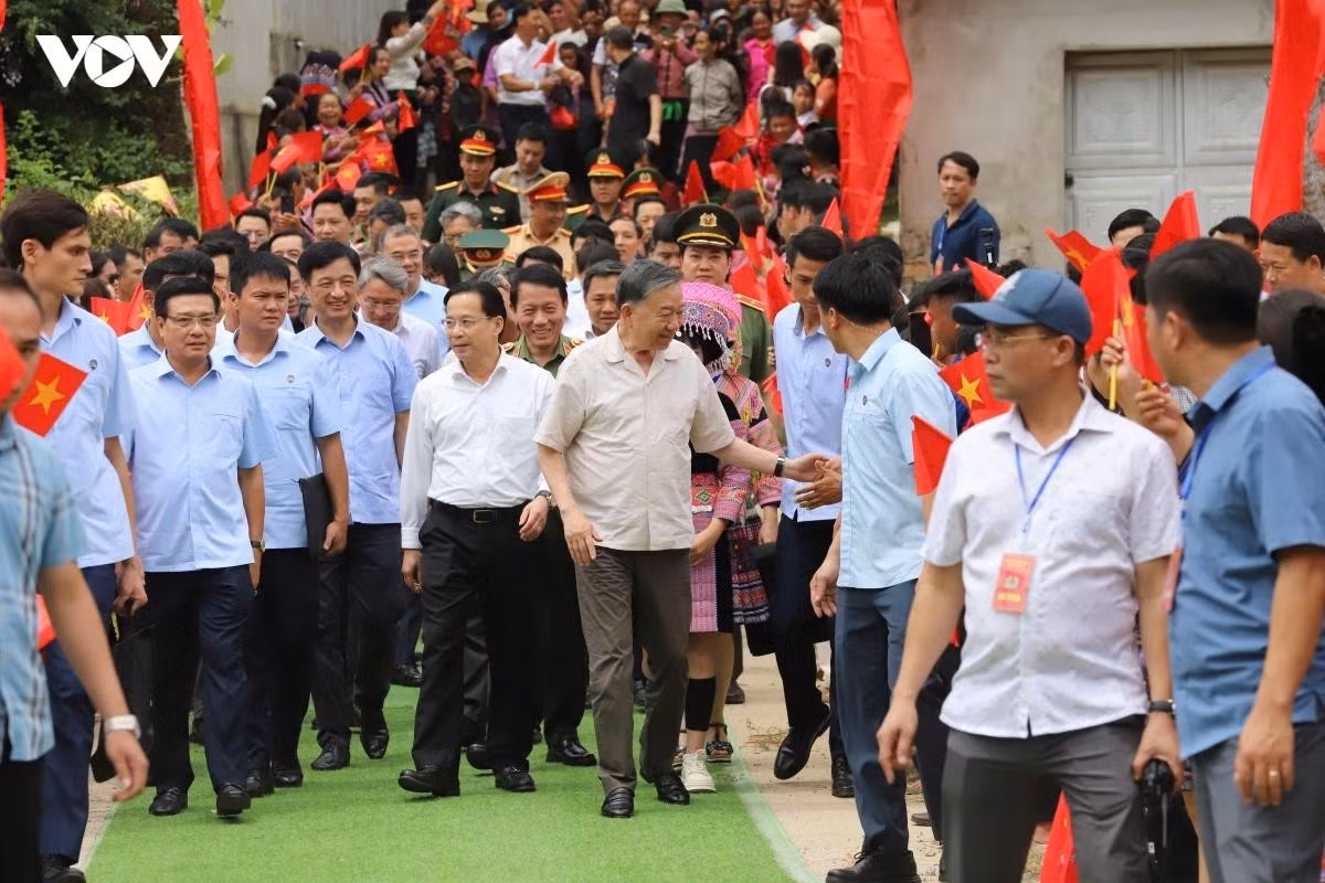 Tổng Bí thư, Chủ tịch nước Tô Lâm về thăm và dự Ngày hội toàn dân bảo vệ An ninh Tổ quốc năm 2026 với đông đảo bà con đồng bào các dân tộc trên địa bàn bản Loóng Luông xã Vân Hồ