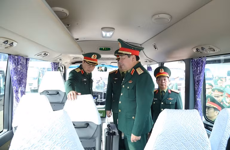 Thượng tướng Lê Huy Vịnh kiểm tra chất lượng xe ô tô đưa, đón đại biểu.