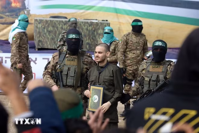 Lữ đoàn Al-Qassam, một cánh quân của Phong trào Hamas, trao trả con tin Israel cho Uỷ ban Chữ thập đỏ quốc tế tại trại tị nạn Nuseirat ở miền Trung Dải Gaza, ngày 22/2/2025.