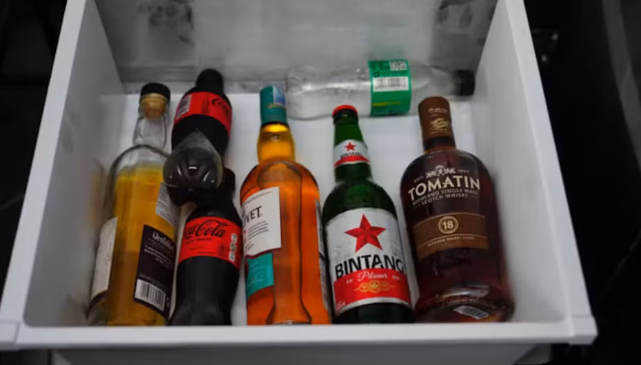 Bia, whisky và các loại rượu khác được tìm thấy tại hiện trường. (Ảnh: AP)