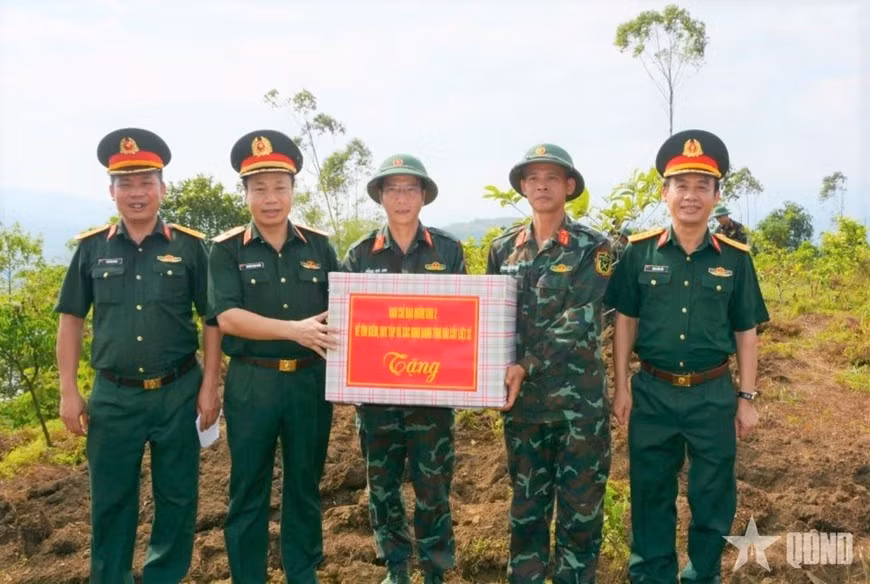 Thiếu tướng Nguyễn Ngọc Ngân trao quà của Ban chỉ đạo 515 tặng Đội tìm kiếm, quy tập hài cốt liệt sĩ thuộc Bộ CHQS tỉnh Lào Cai. Ảnh: MẠNH TƯỜNG