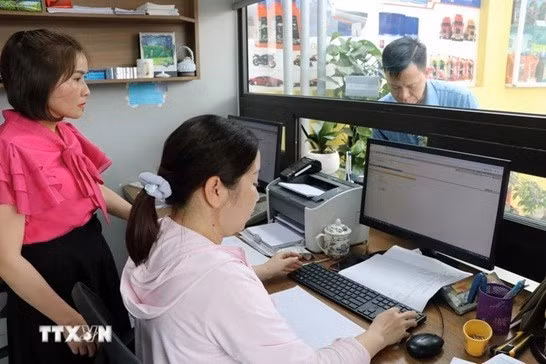 Hoạt động xuất hóa đơn điện tử tại cửa hàng.