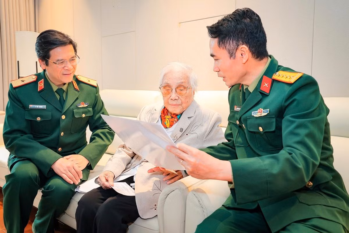 Các cán bộ Tổ bầu cử Bệnh viện Trung ương Quân đội 108 giới thiệu cho nguyên Phó Chủ tịch nước Nguyễn Thị Bình về các ứng cử viên.