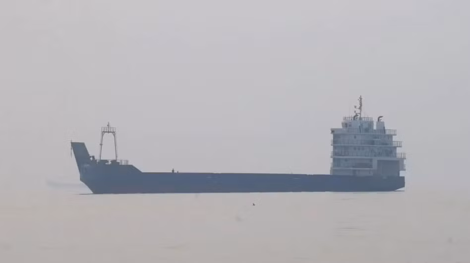 Tàu trên eo biển Hormuz, gần bờ biển cảng Bandar Abbas của Iran. (Ảnh: Reuters)
