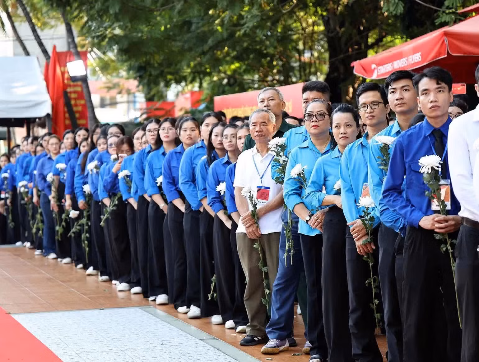 Nhân dân xếp hàng vào viếng, tiễn đưa các liệt sĩ về nơi an nghỉ. (Ảnh: THU GIANG)