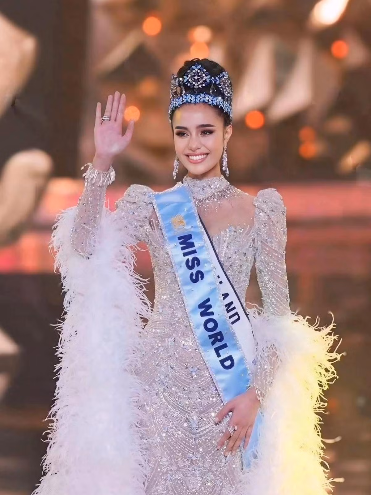 Đương kim Hoa hậu Thế giới là Suchata Chuangsri.