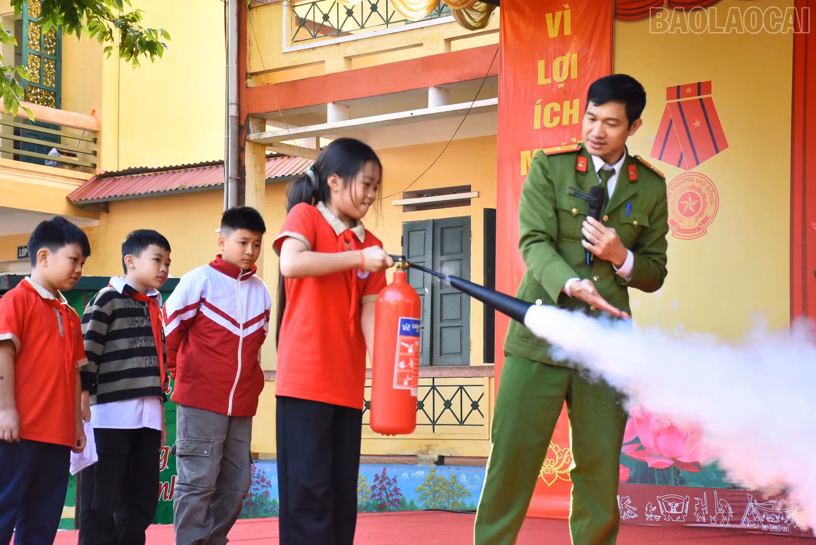 baolaocai-tr_hoc-sinh-duoc-huong-dan-su-dung-binh-cuu-hoa.jpg