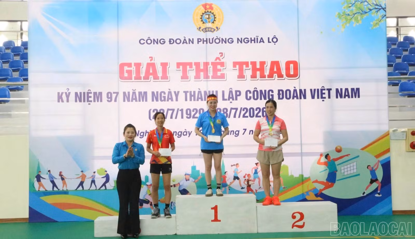 baolaocai-br_btc-trao-giai-nhat-nhi-ba-cho-cac-vdv-dat-giai-chay-cu-ly-200-m-doi-voi-nu-9534.jpg