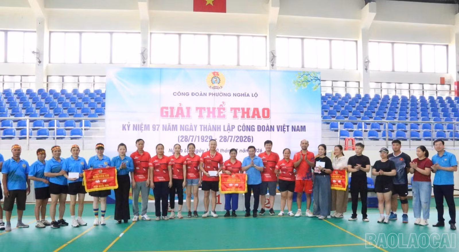 baolaocai-br_btc-trao-giai-nhat-nhi-ba-cho-cac-doi-o-noi-dung-keo-co-9747.jpg