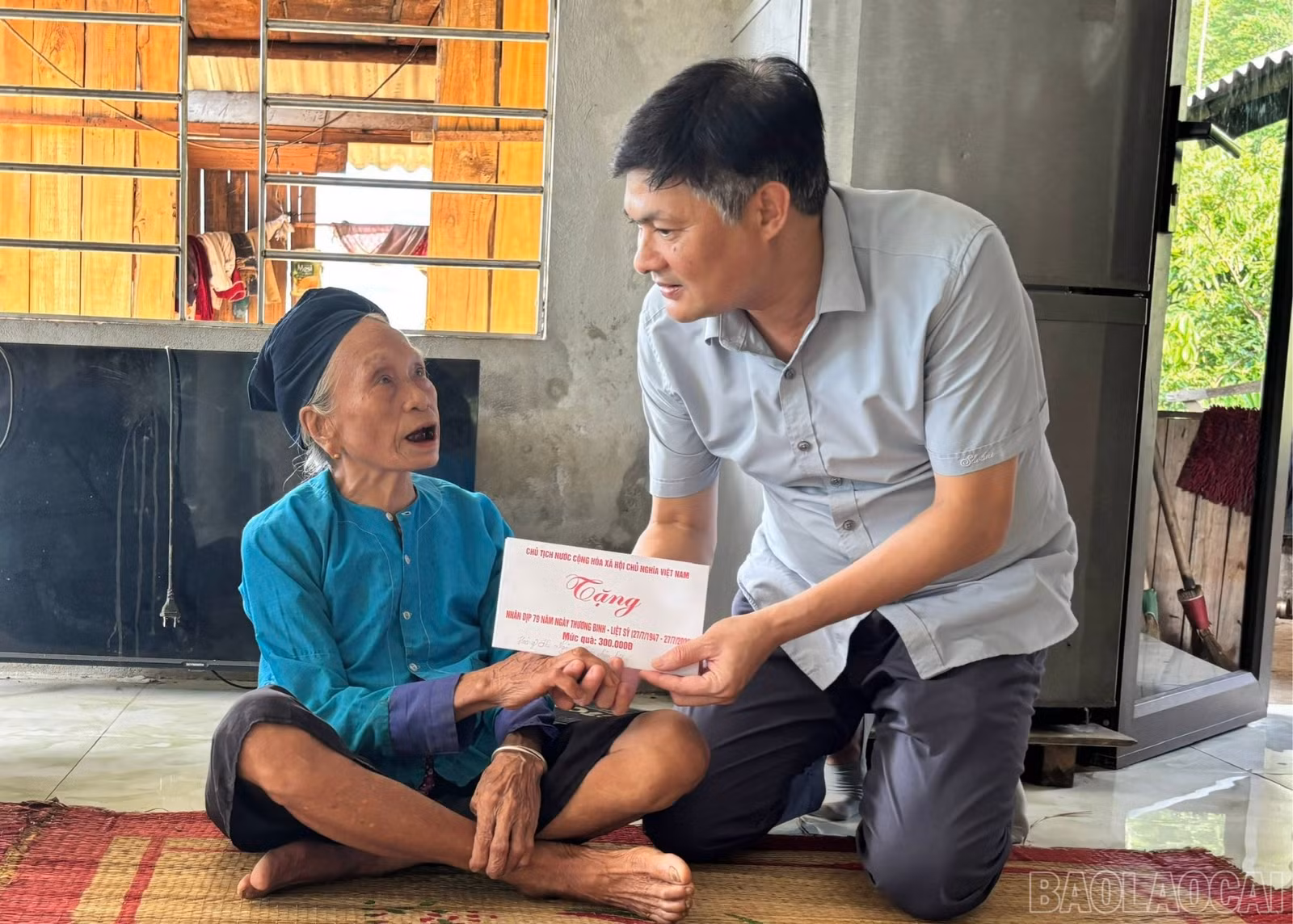 Bí thư Đảng ủy xã Phúc Khánh Hoàng Quốc Hùng tặng quà cho gia đình chính sách.