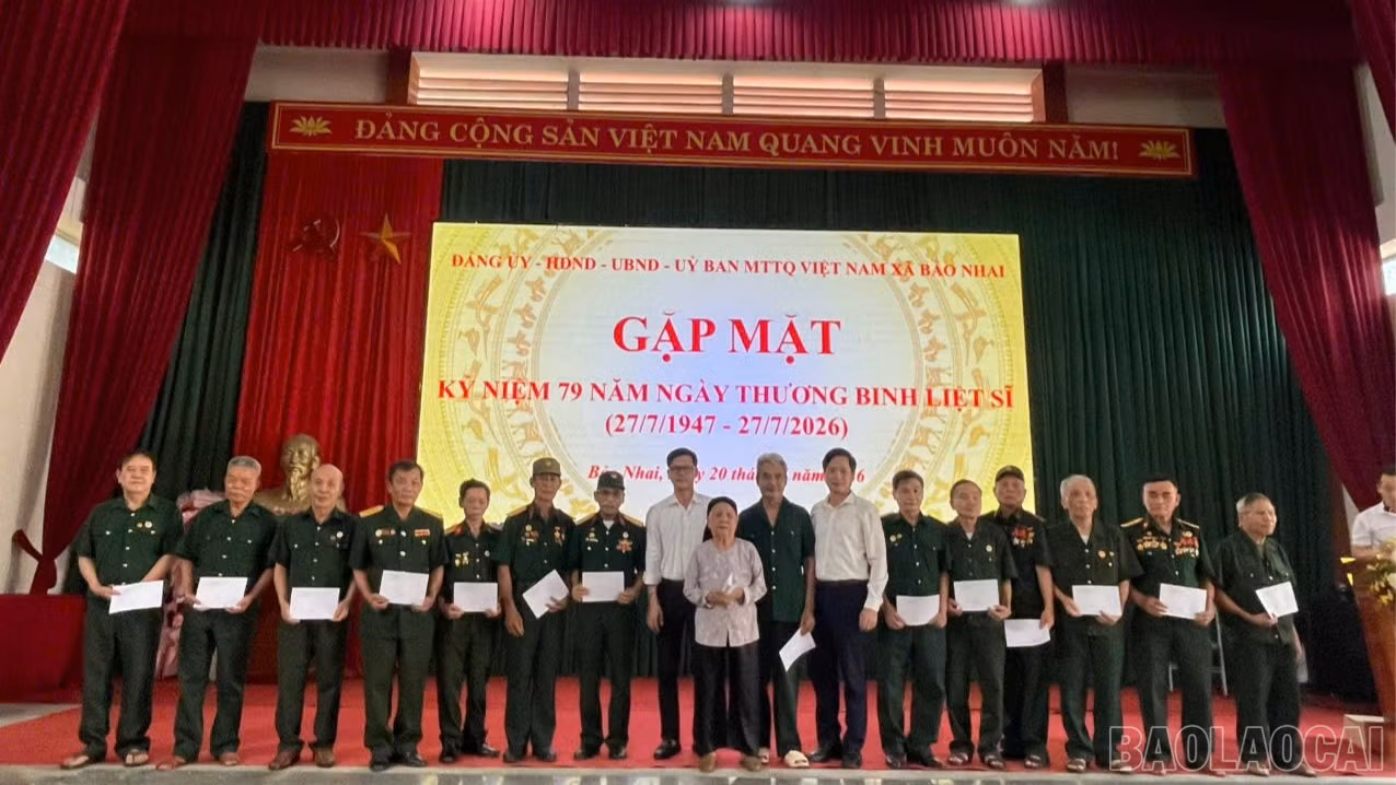 Lãnh đạo xã Bảo Nhai trao quà cho các thương binh, bệnh binh, thân nhân liệt sĩ và người có công với cách mạng.