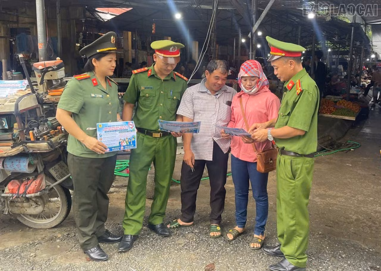 Công an xã Bảo Nhai phát tờ rơi tuyên truyền pháp luật cho đồng bào dân tộc thiểu số trên địa bàn xã.