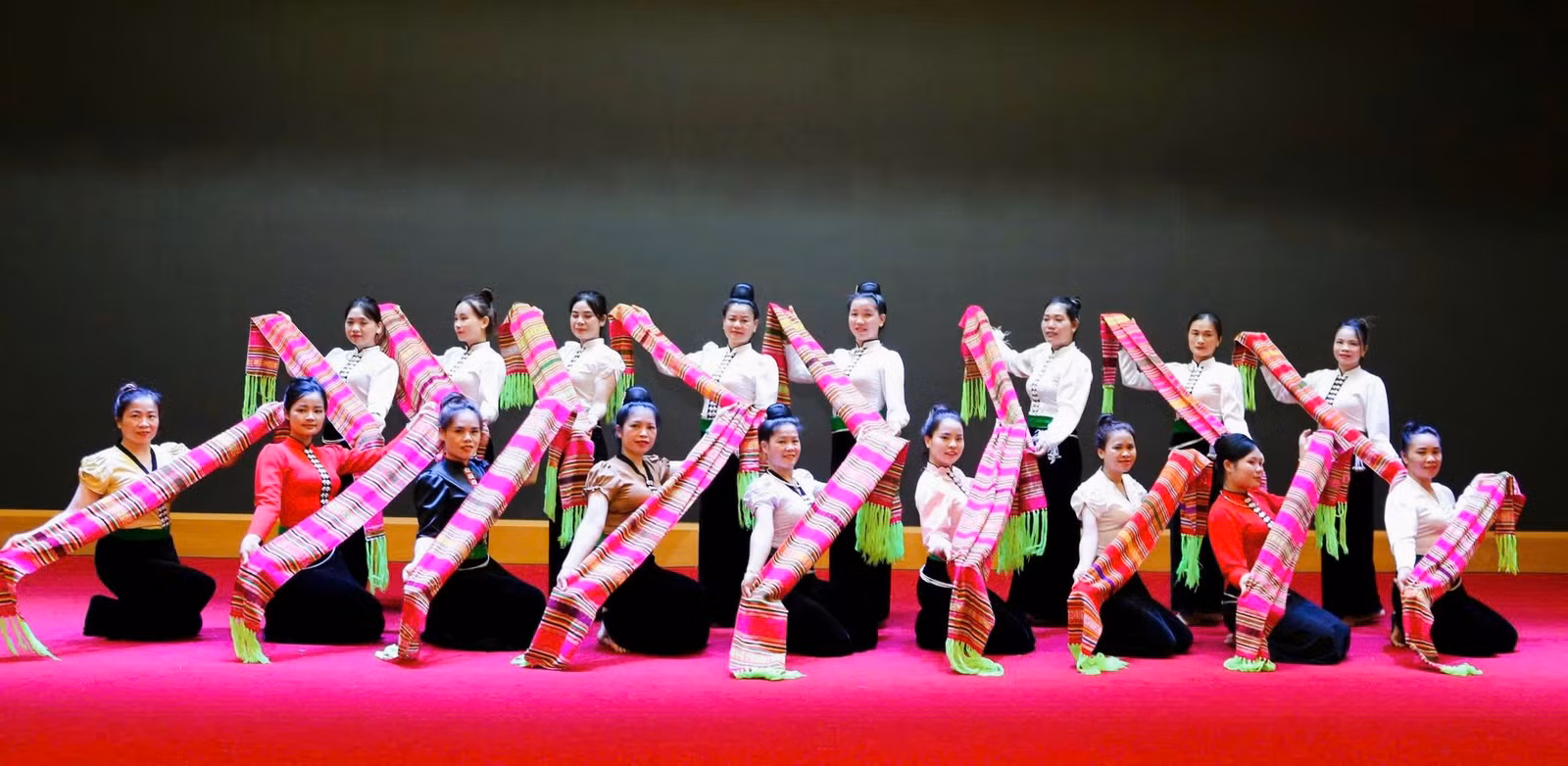quy-tu-27-dien-vien-2-phuong-tham-du.jpg