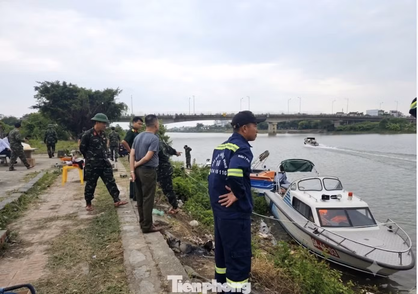 Lực lượng cứu hộ quyết tâm tìm kiếm không bỏ qua bất cứ manh mối nào. Ảnh: V.Q.