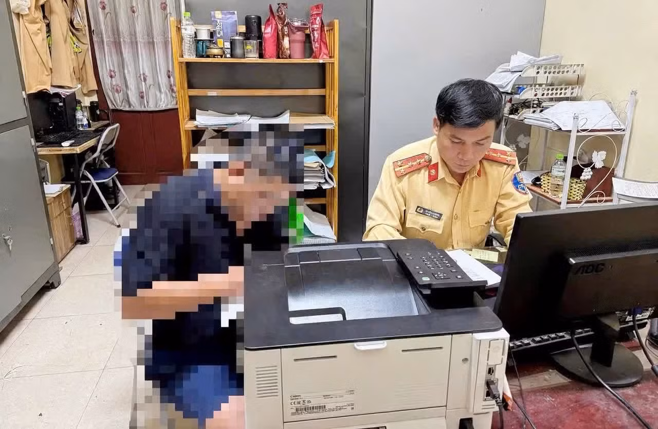 Cảnh sát giao thông tỉnh Bắc Ninh làm việc với ông Hứa V.A.