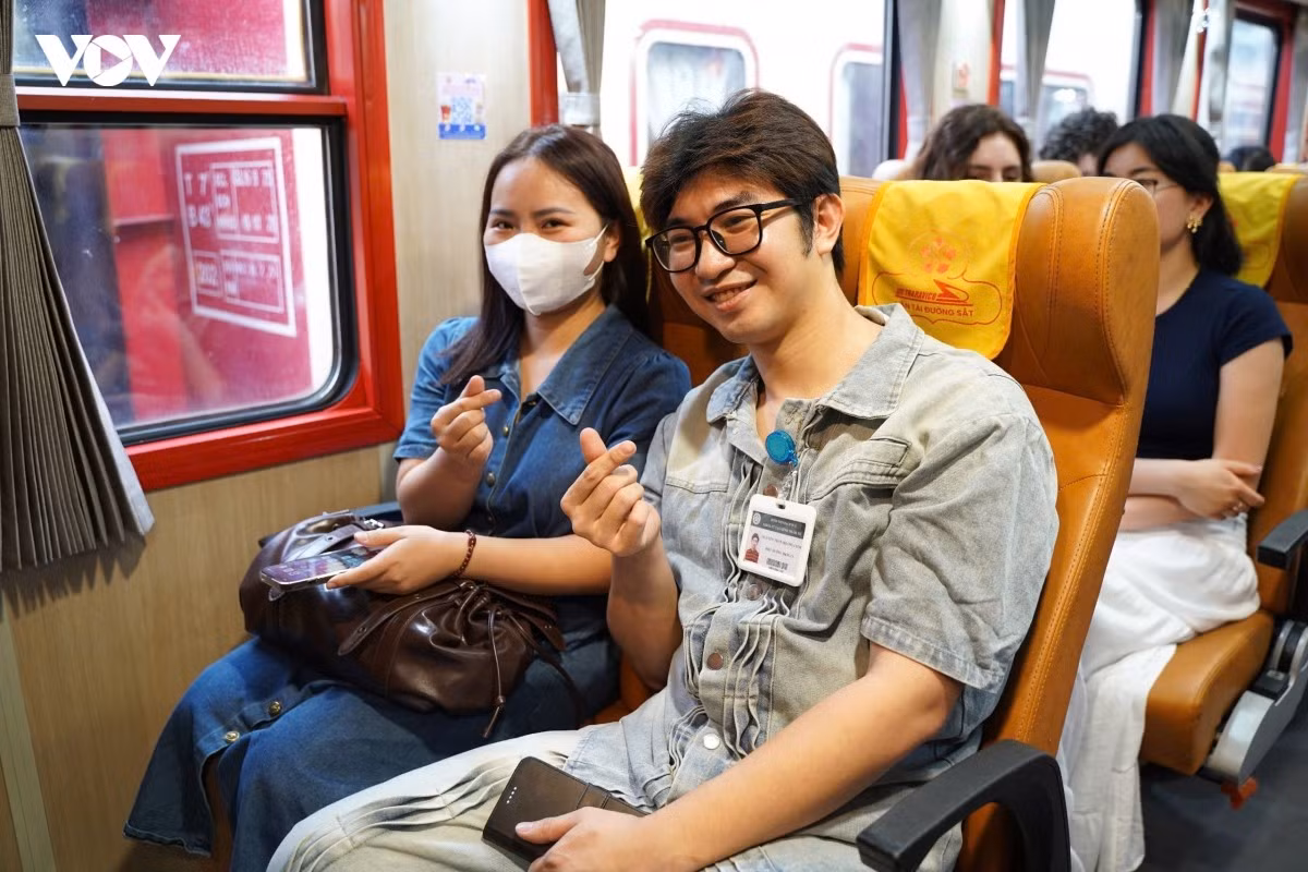 Điều dưỡng Nguyễn Trần Hoàng Long, khoa Phẫu thuật thẩm mỹ, Bệnh viện Bạch Mai chia sẻ: "Hiện tại, tôi rất háo hức và xúc động, thật sự khó diễn tả hết cảm xúc của mình lúc này. Tôi cũng hồi hộp chờ chuyến tàu đầu tiên và mong mọi hoạt động của bệnh viện sẽ diễn ra thuận lợi. Hy vọng mọi việc suôn sẻ để người dân có thêm một địa chỉ khám, chữa bệnh chất lượng, góp phần giảm tải cho các bệnh viện tuyến trên”.