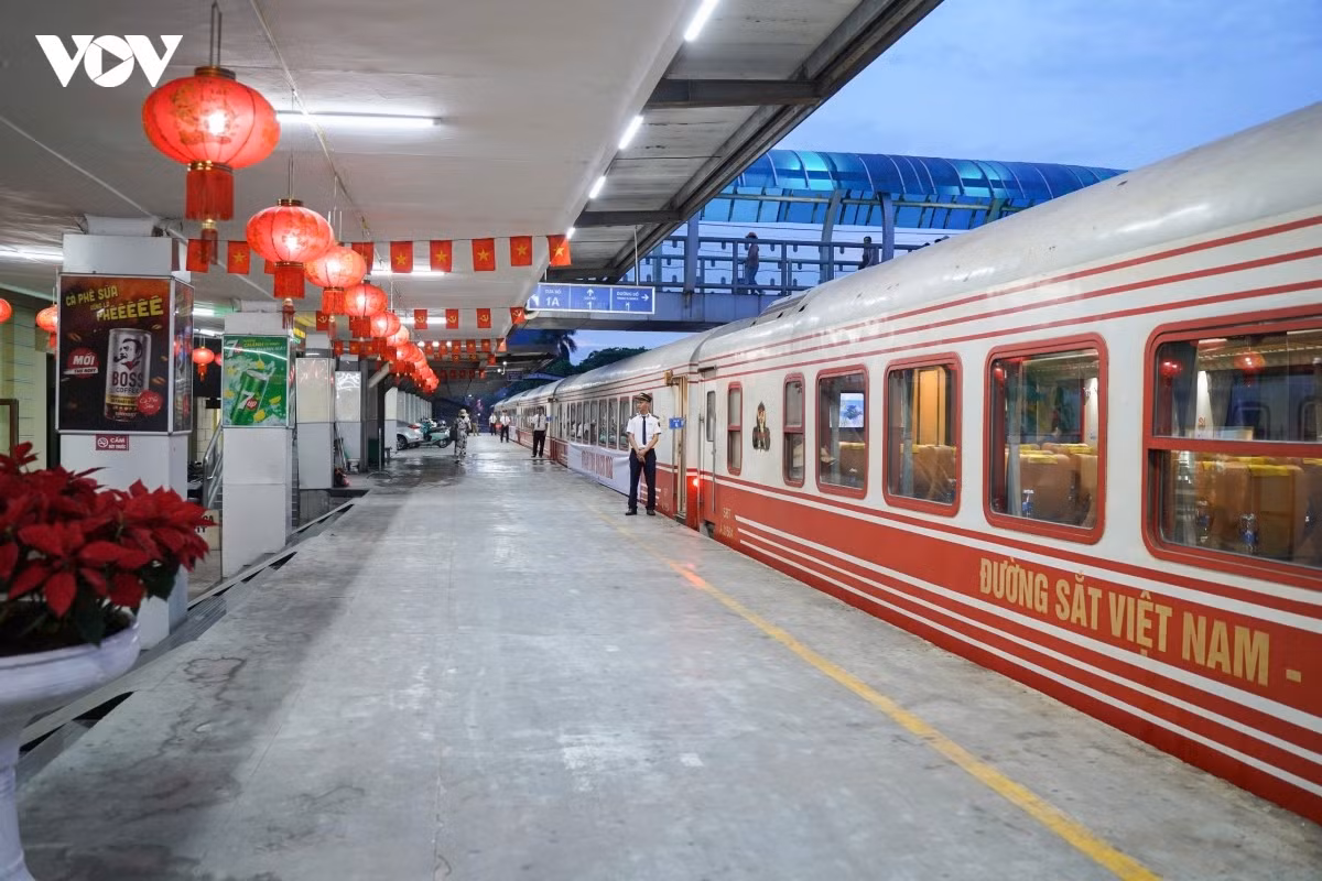 Tàu PL1 xuất phát từ ga Hà Nội lúc 6h15 phút.