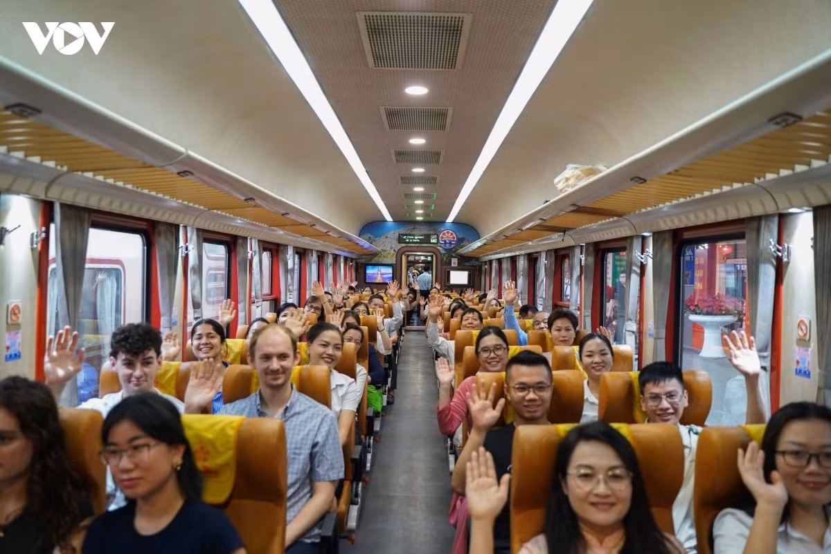 Trên chuyến tàu đầu tiên có hơn 500 bác sĩ đến làm việc tại Bệnh viện Bạch Mai cơ sở Ninh Bình.