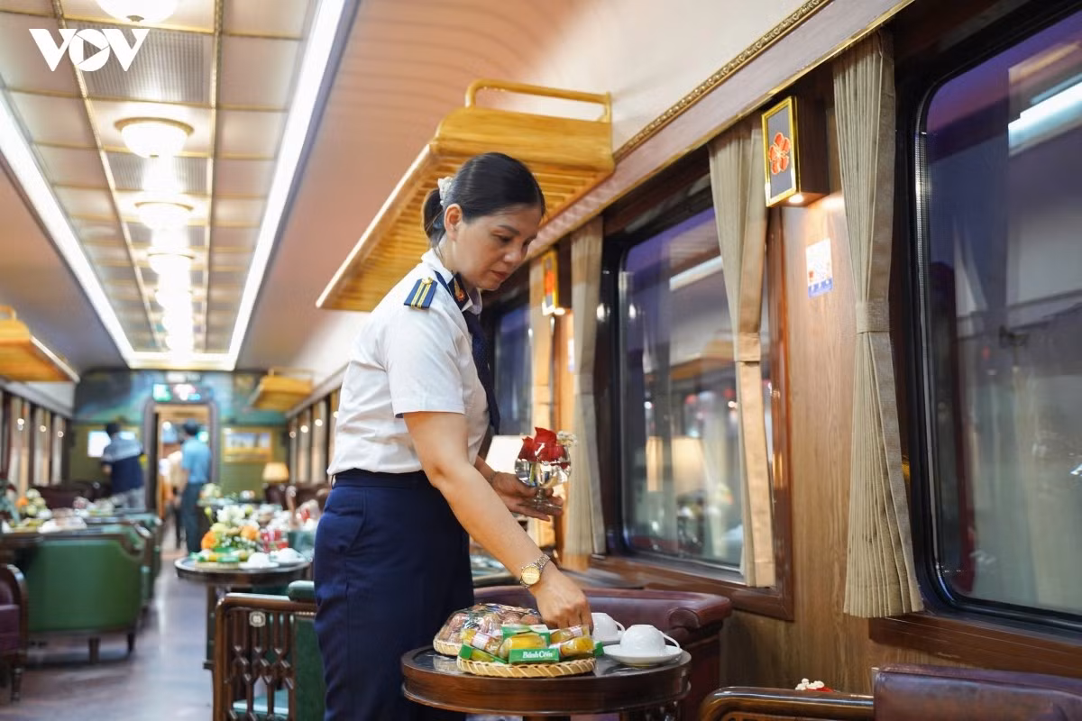 Để vận chuyển khối lượng hành khách trên, ngành đường sắt lập đoàn tàu gồm 9 toa xe ghế ngồi mềm, được trang bị hệ thống điều hòa không khí. Bên cạnh đó, ngành đường sắt còn cung cấp các suất ăn nhẹ kèm đồ uống như cà phê, trà hoặc nước ép trái cây…phục vụ nhu cầu của các bác sĩ trong thời gian di chuyển giữa 2 cơ sở.