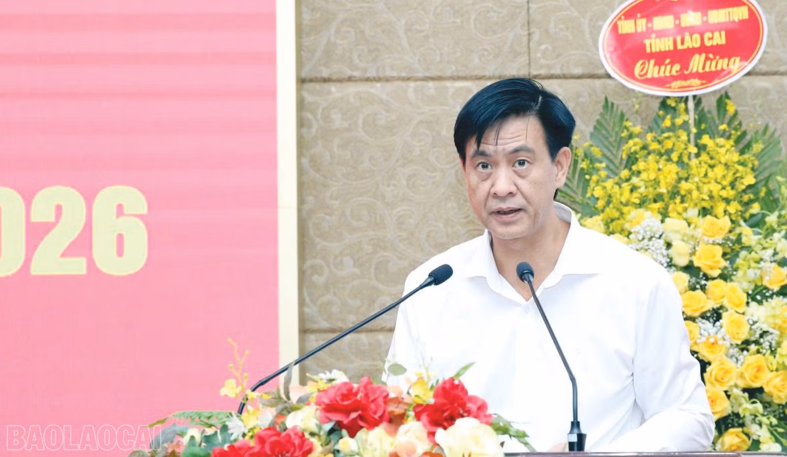 Đồng chí Phan Trung Bá - Phó Chủ tịch UBND tỉnh biểu dương và chúc mừng những thành tích xuất sắc mà bệnh viện đã đạt được.