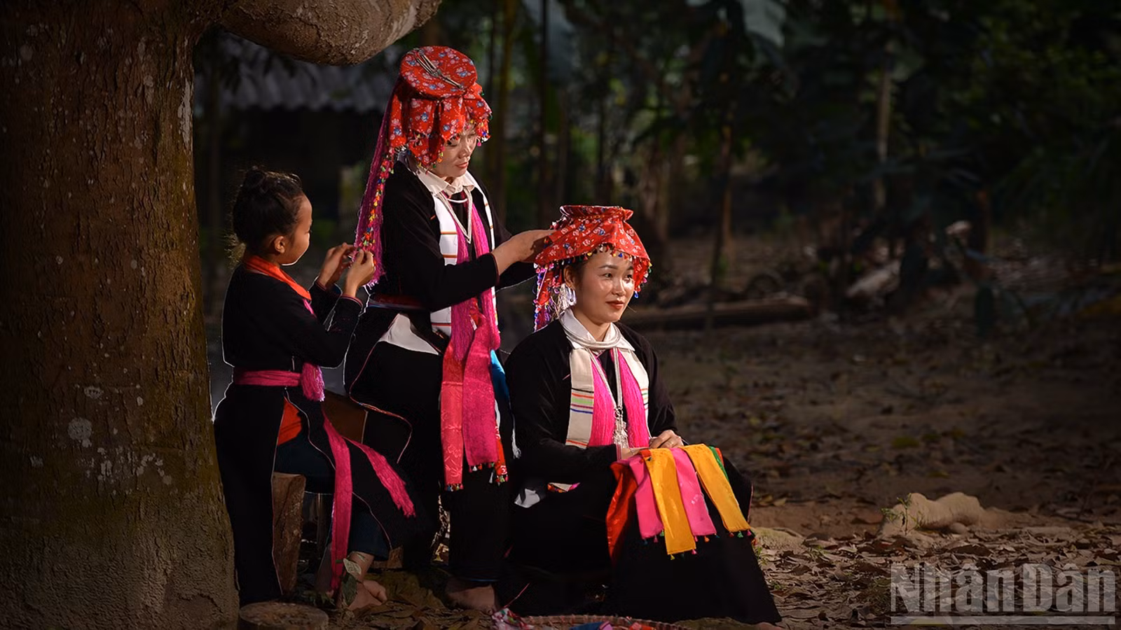 Vẻ đẹp của phụ nữ Dao Tuyển.