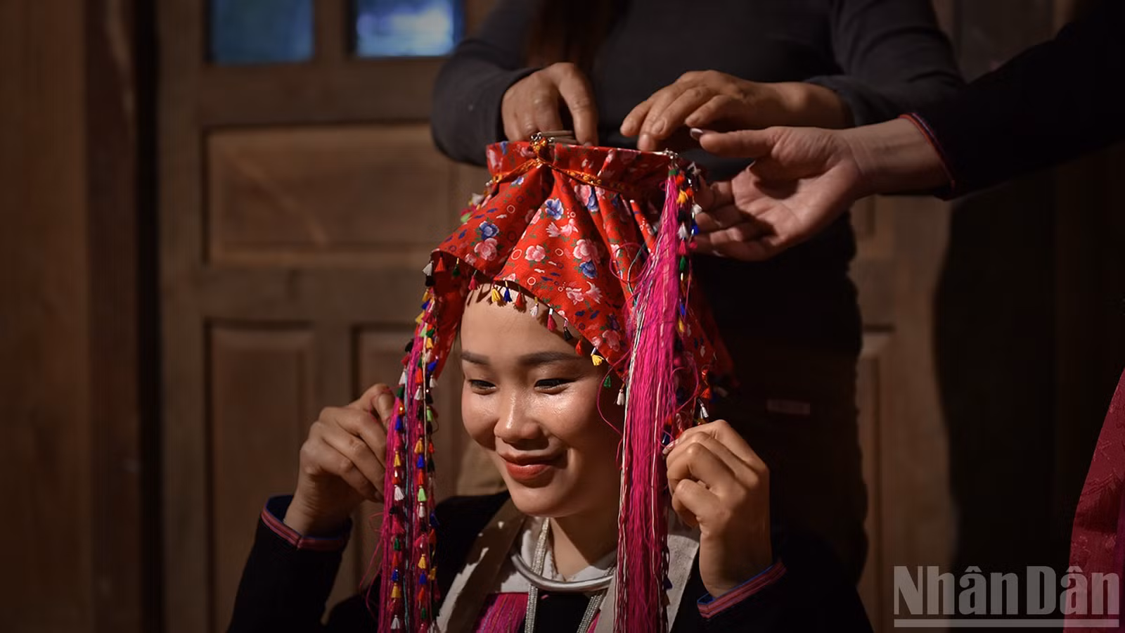 Dùng dây cố định chiếc đĩa bên trong mũ.