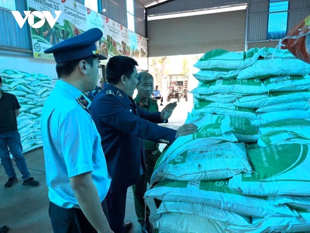 Lực lượng liên ngành tỉnh Đắk Lắk kiểm tra, tạm giữ gần 100 tấn phân bón các loại không có hóa đơn, chứng từ chứng minh nguồn gốc hợp pháp.