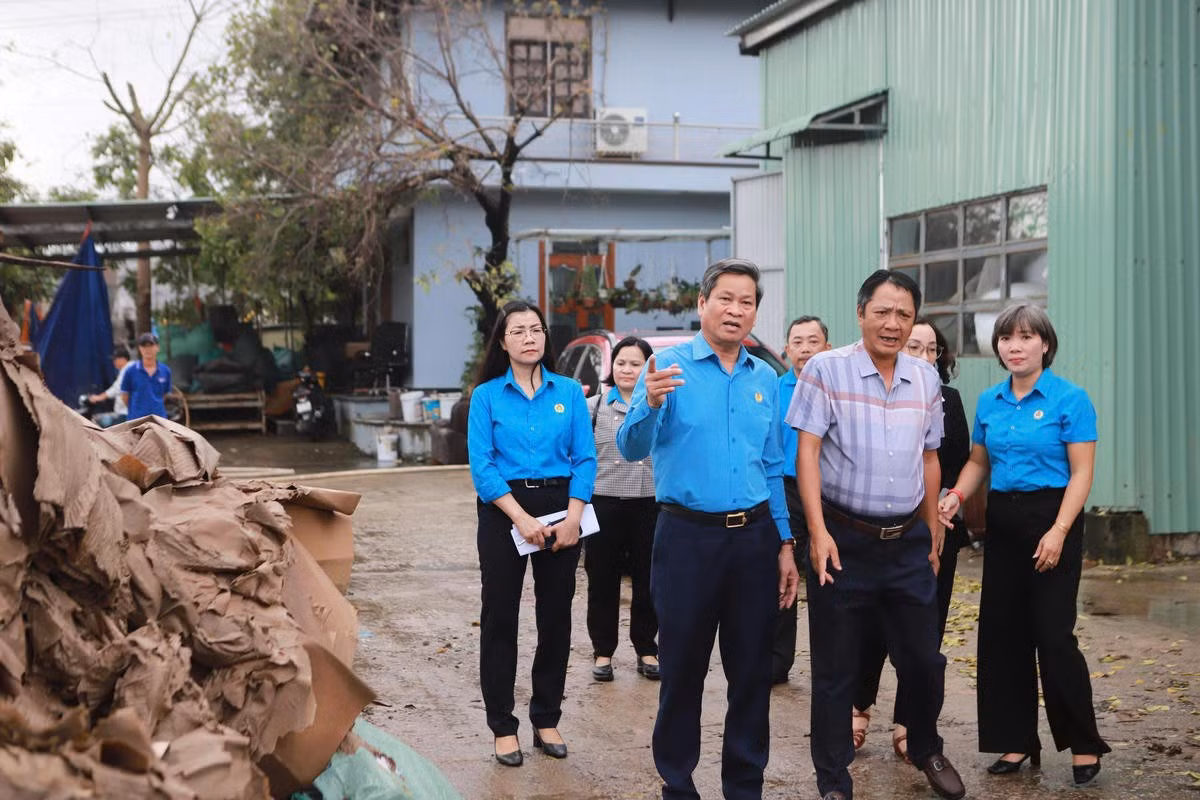 Ông Huỳnh Thanh Xuân kiểm tra thiệt hại sau lũ tại Công ty TNHH Đức Toàn.