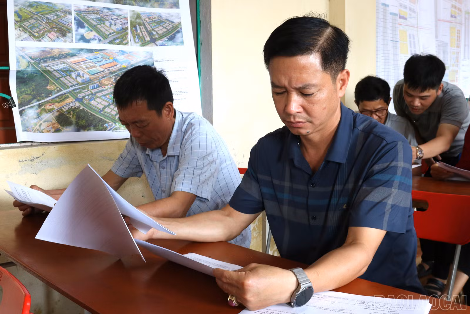 baolaocai-br_dai-dien-cac-ho-dan-nghien-cuu-du-thao-phuong-an-anh-3-thanh-nghi.jpg