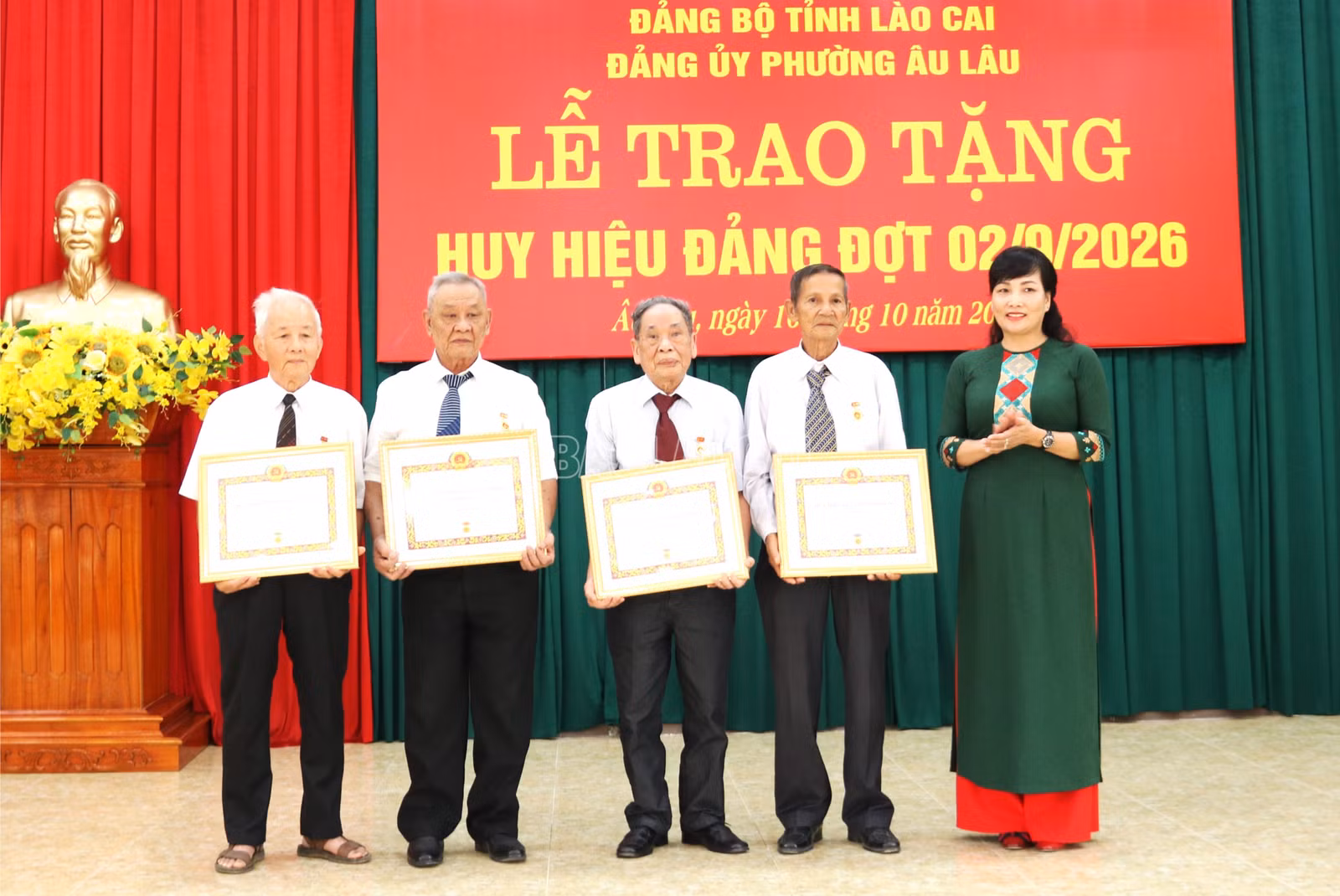 baolaocai-c_cac-dang-vien-nhan-huy-hieu-60-nam-tuoi-dang-anh-2-thanh-nghi-2717.jpg