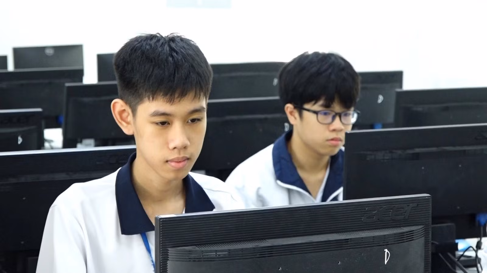 Võ Thanh Tùng (trái) luôn chăm chú trong các giờ học.