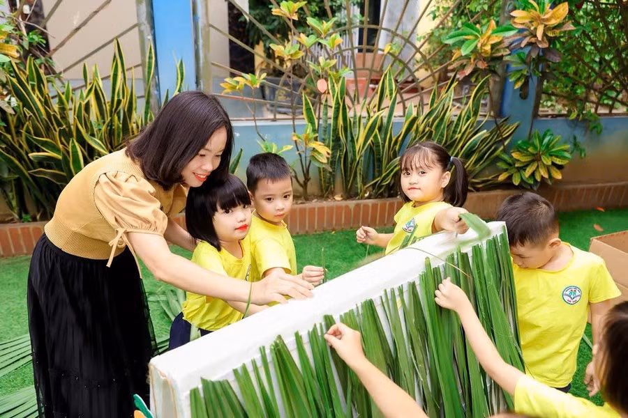 Cô Nguyễn Thị Mai Vân và học trò Trường Mầm non Hà Trì, Hà Nội.