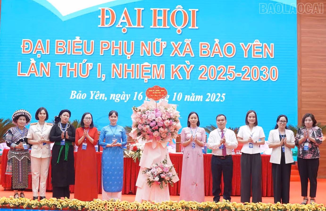 baolaocai-tr_lanh-dao-xa-bao-yen-tang-hoa-chuc-mung-dai-hoi-1.jpg