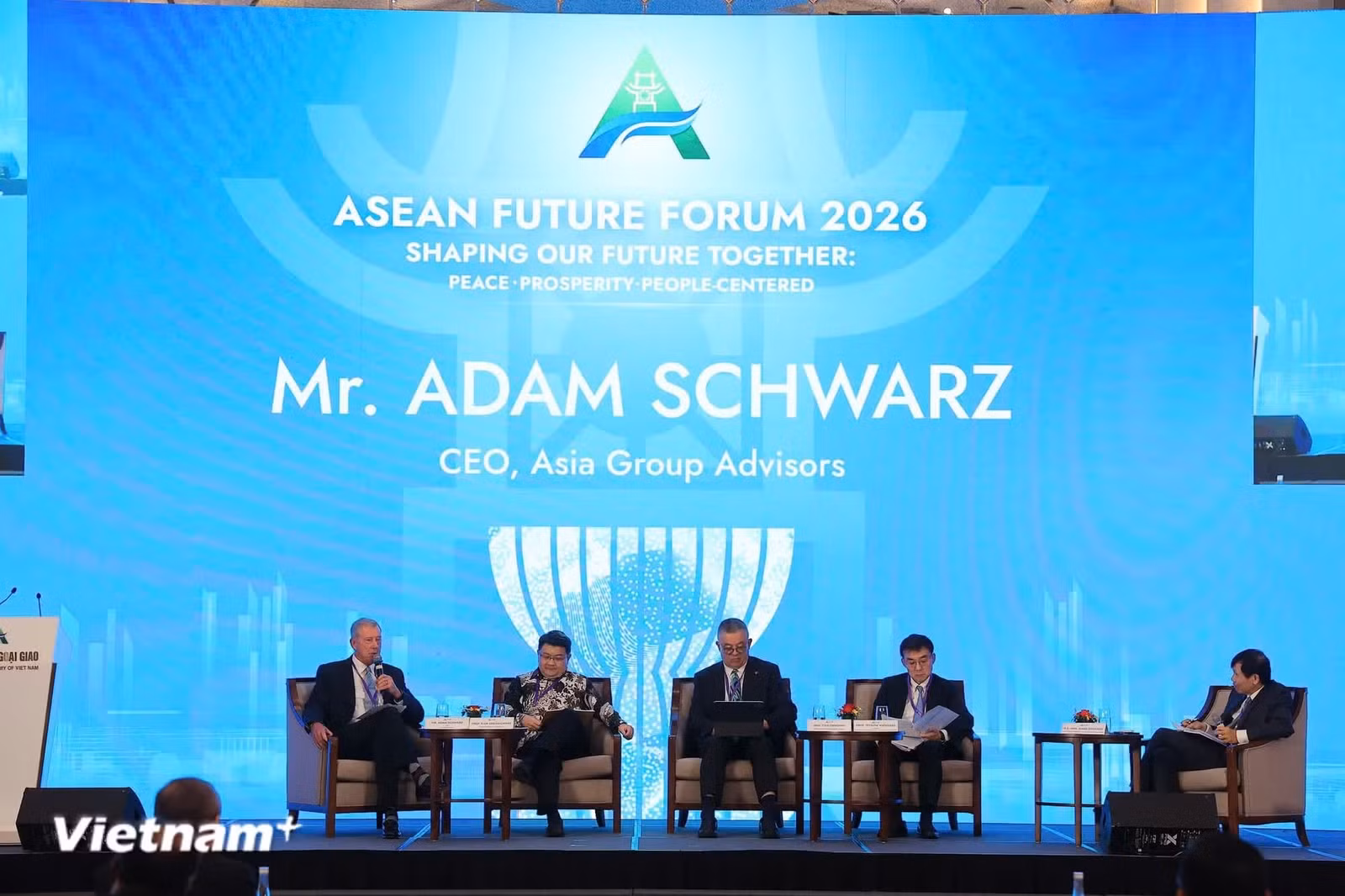 Ông Adam Schwarz, Giám đốc điều hành Asia Group Advisors tham gia thảo luận.