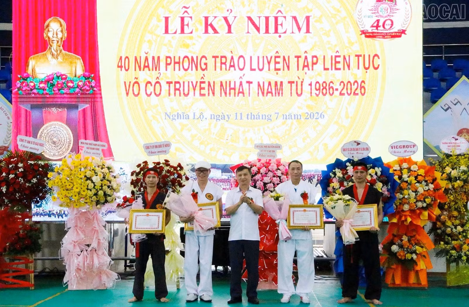 Lãnh đạo Sở Nội vụ tặng bằng khen cho các cá nhân xuất sắc.