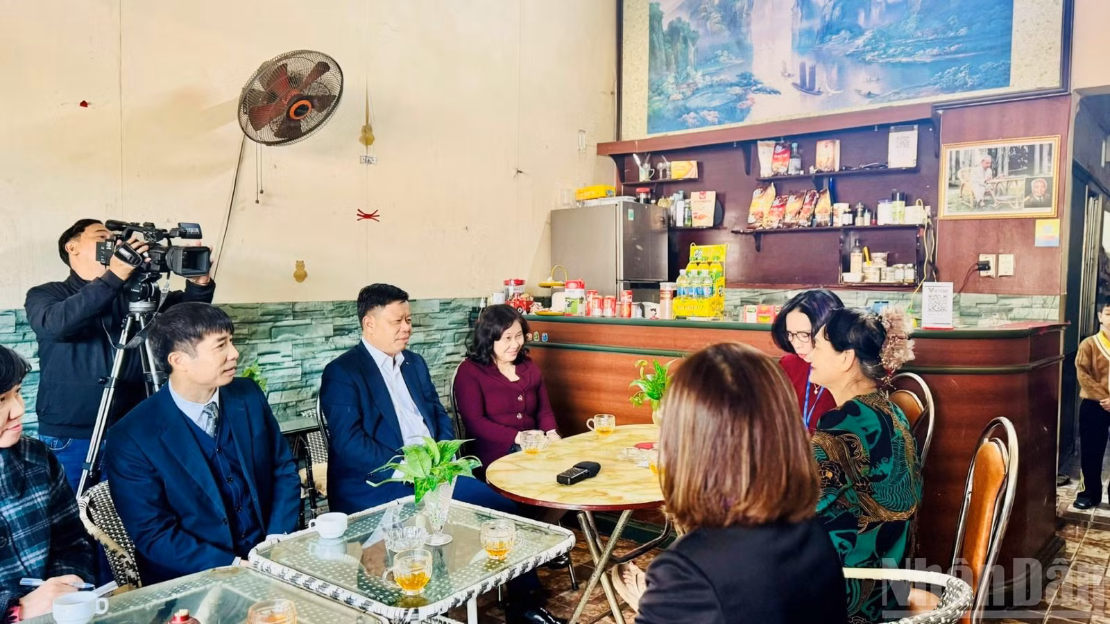 Cục trưởng Nguyễn Thị Hương cùng lãnh đạo thành phố Hải Phòng và điều tra viên tại một cơ sở sản xuất kinh doanh cần thu thập thông tin trên địa bàn phường Hồng Bàng, thành phố Hải Phòng. (Ảnh: HNV)