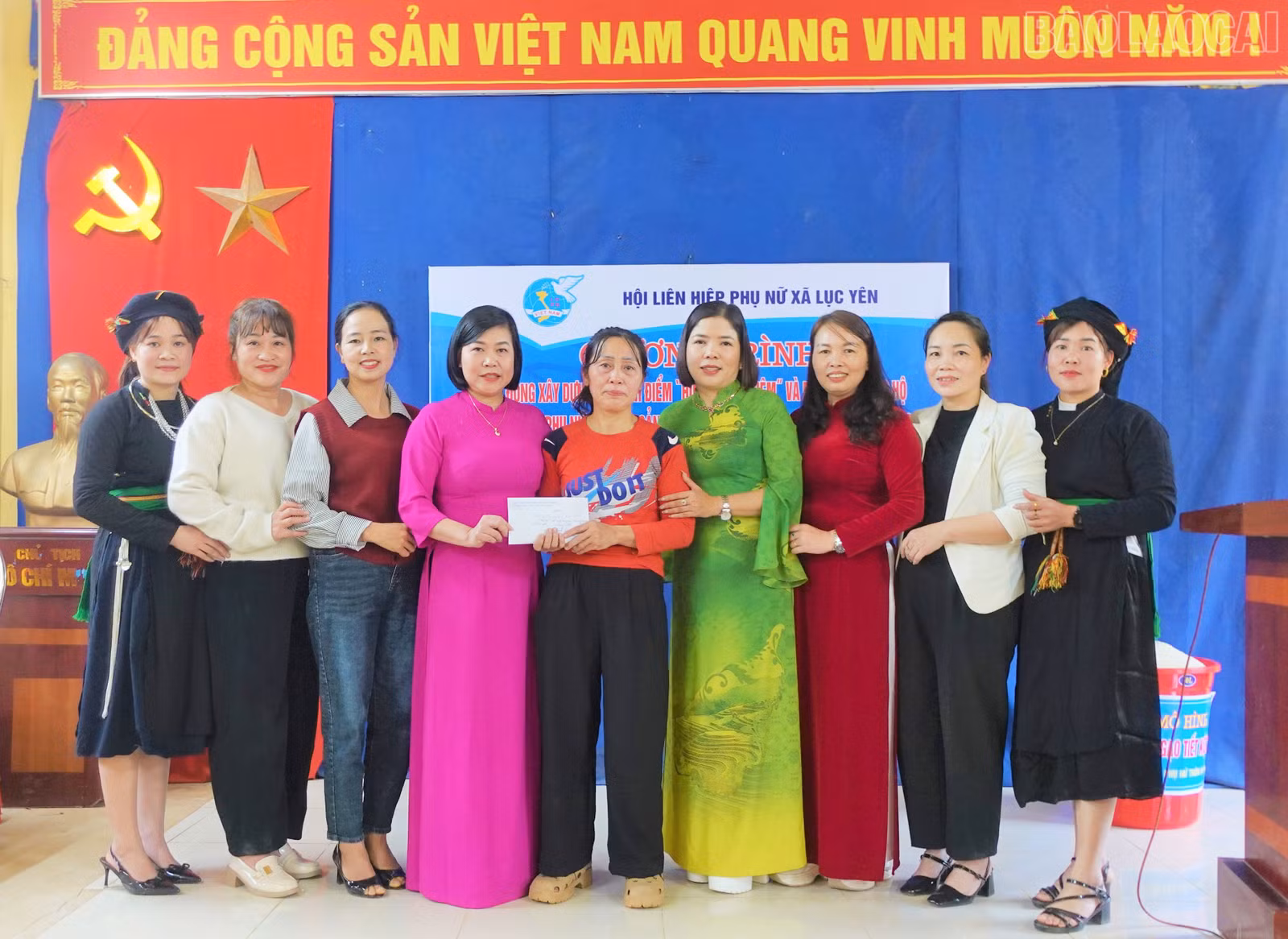baolaocai-tr_hoi-lhpn-xa-luc-yen-trao-tien-ho-tro-cho-hoi-vien-vi-thi-mach-chi-hoi-na-noi.jpg