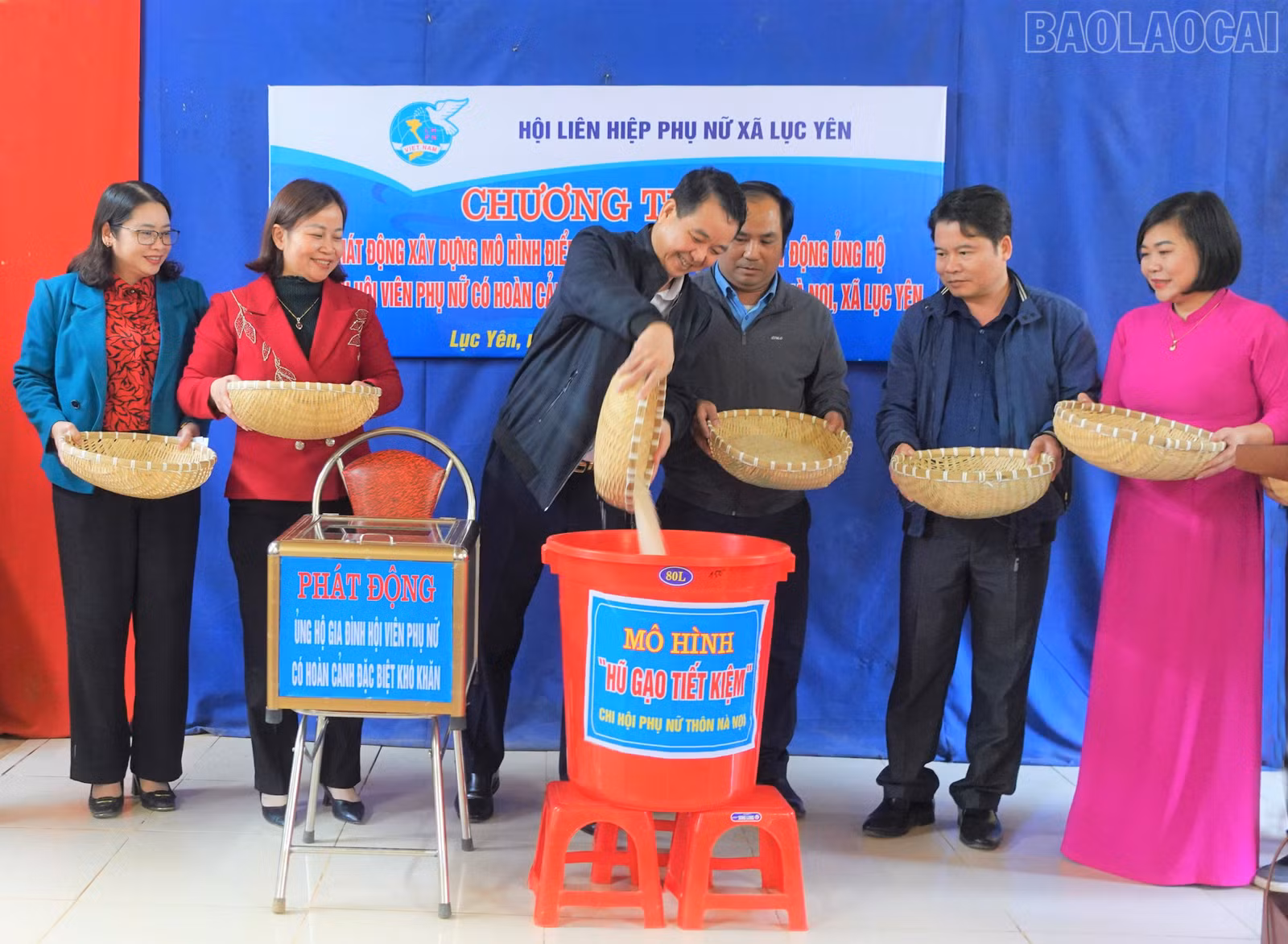 baolaocai-tr_lanh-dao-dang-uy-ubnd-ubmttq-va-hoi-lhpn-xa-luc-yen-ung-ho-gao-theo-mo-hinh-hu-gao-tiet-kiem.jpg