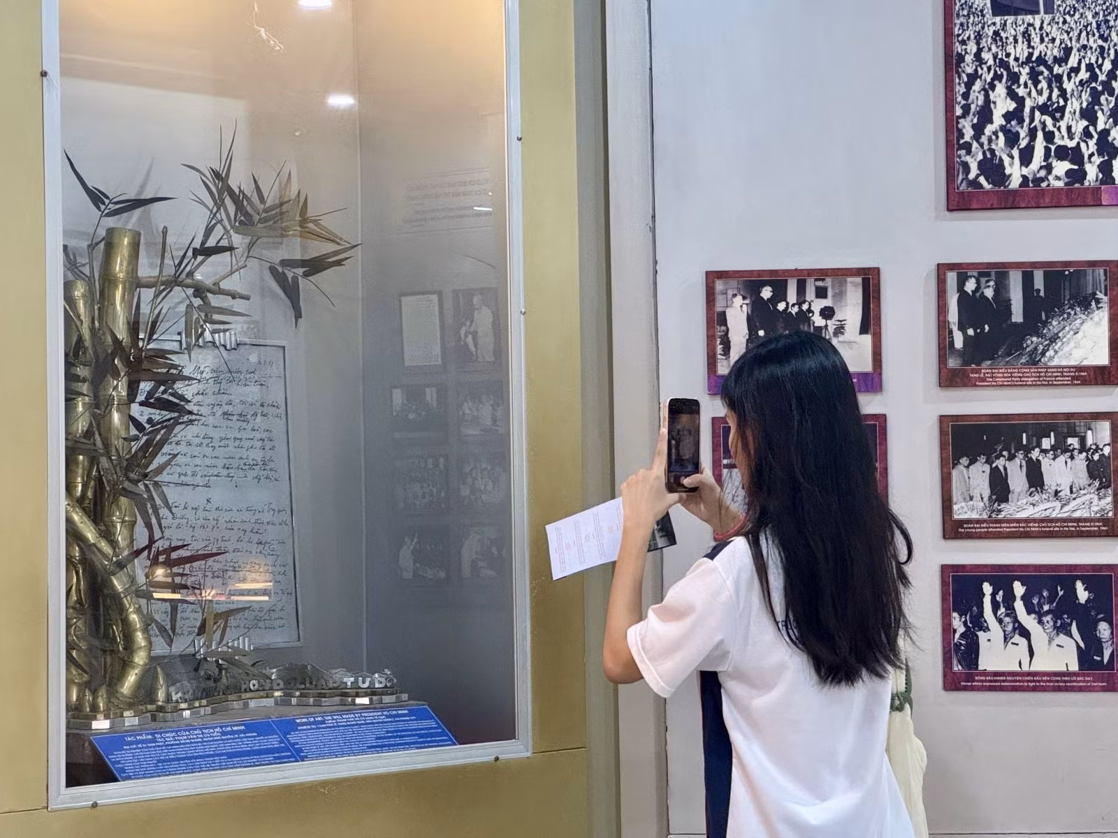 Sinh viên đại học tìm đến các bảo tàng để tìm hiểu thông tin phục vụ các bài thuyết trình chuyên đề trên lớp.
