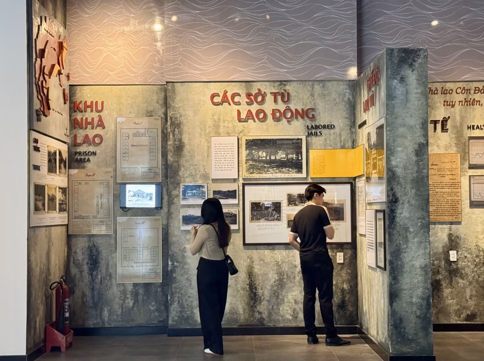 Lịch sử và truyền thống dân tộc đã đến gần hơn với các bạn trẻ qua các hiện vật được trưng bày.