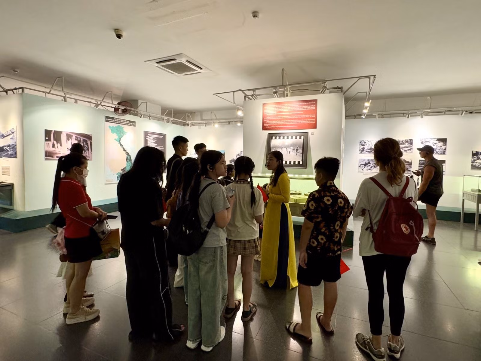 Đoàn con em cán bộ Tổng Công ty Viễn thông Viettel trải nghiệm thực tế và tìm hiểu kiến thức lịch sử tại Bảo tàng Chứng tích chiến tranh.