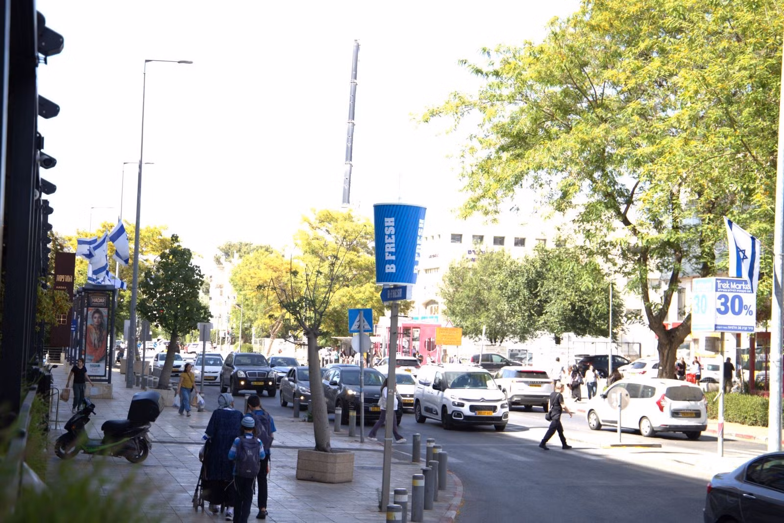 Đường phố ở Jerusalem thường rất nhỏ và hẹp, đặc biệt trong khu vực phố cổ và các khu dân cư lâu đời.