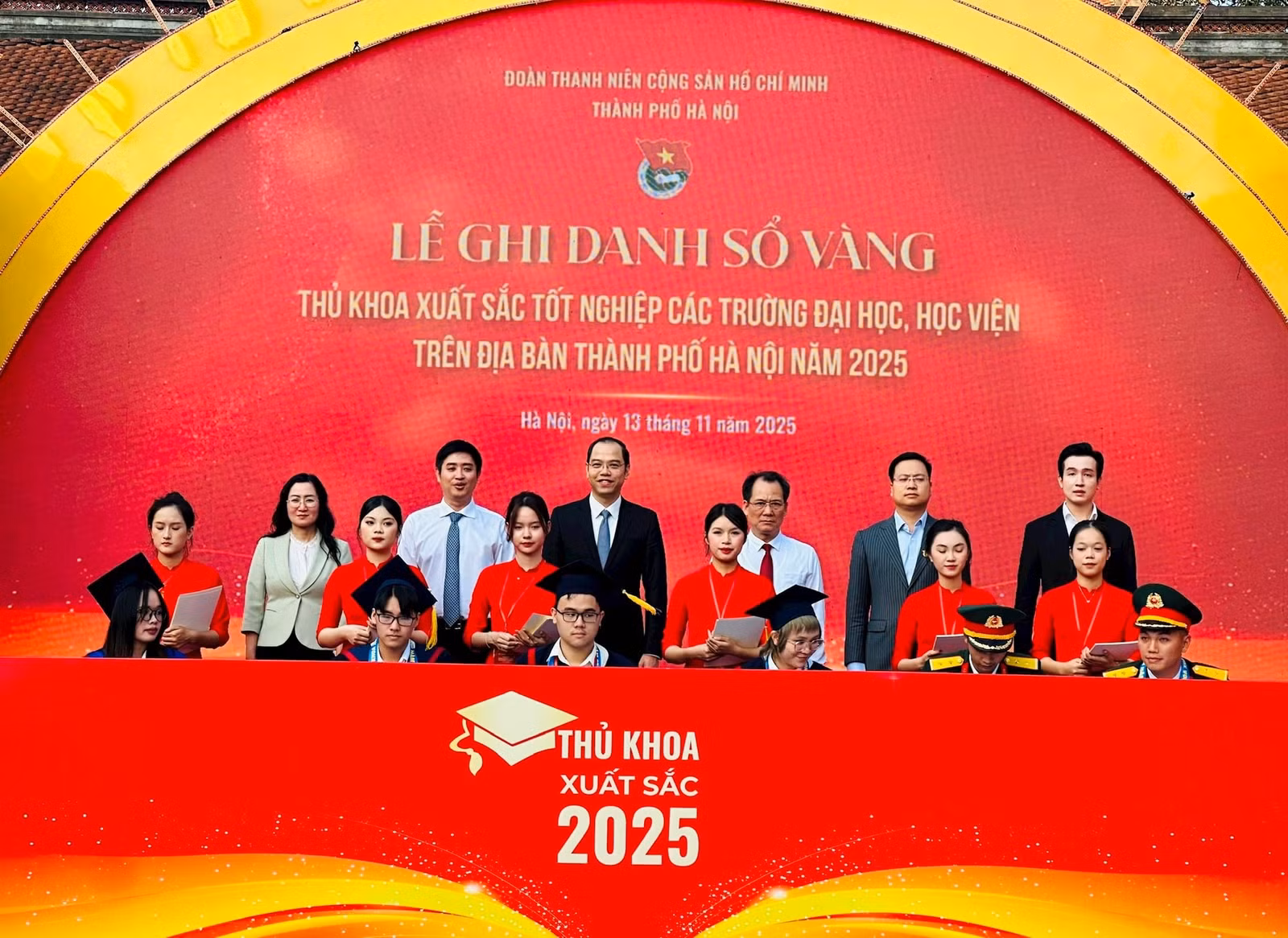 Các thủ khoa xuất sắc tốt nghiệp năm 2025 vinh dự ghi tên mình vào Sổ vàng truyền thống của thành phố.