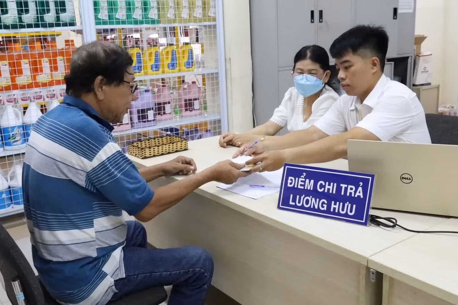 Chi trả lương hưu, trợ cấp BHXH cho người hưởng.