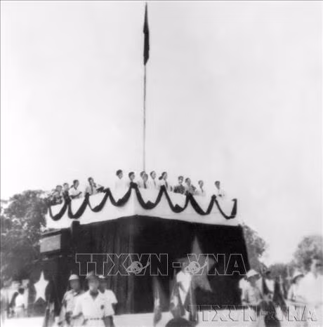 Ngày 2/9/1945, tại Quảng trường Ba Đình, Chủ tịch Hồ Chí Minh đọc Tuyên ngôn Độc lập, khai sinh nước Việt Nam Dân chủ Cộng hòa, khẳng định trước quốc dân đồng bào và toàn thế giới: “Nước Việt Nam có quyền hưởng tự do và độc lập, và sự thực đã thành một nước tự do và độc lập. Toàn thể dân Việt Nam quyết đem tất cả tinh thần và lực lượng, tính mệnh và của cải để giữ vững quyền tự do và độc lập ấy”. Ảnh: TTXVN