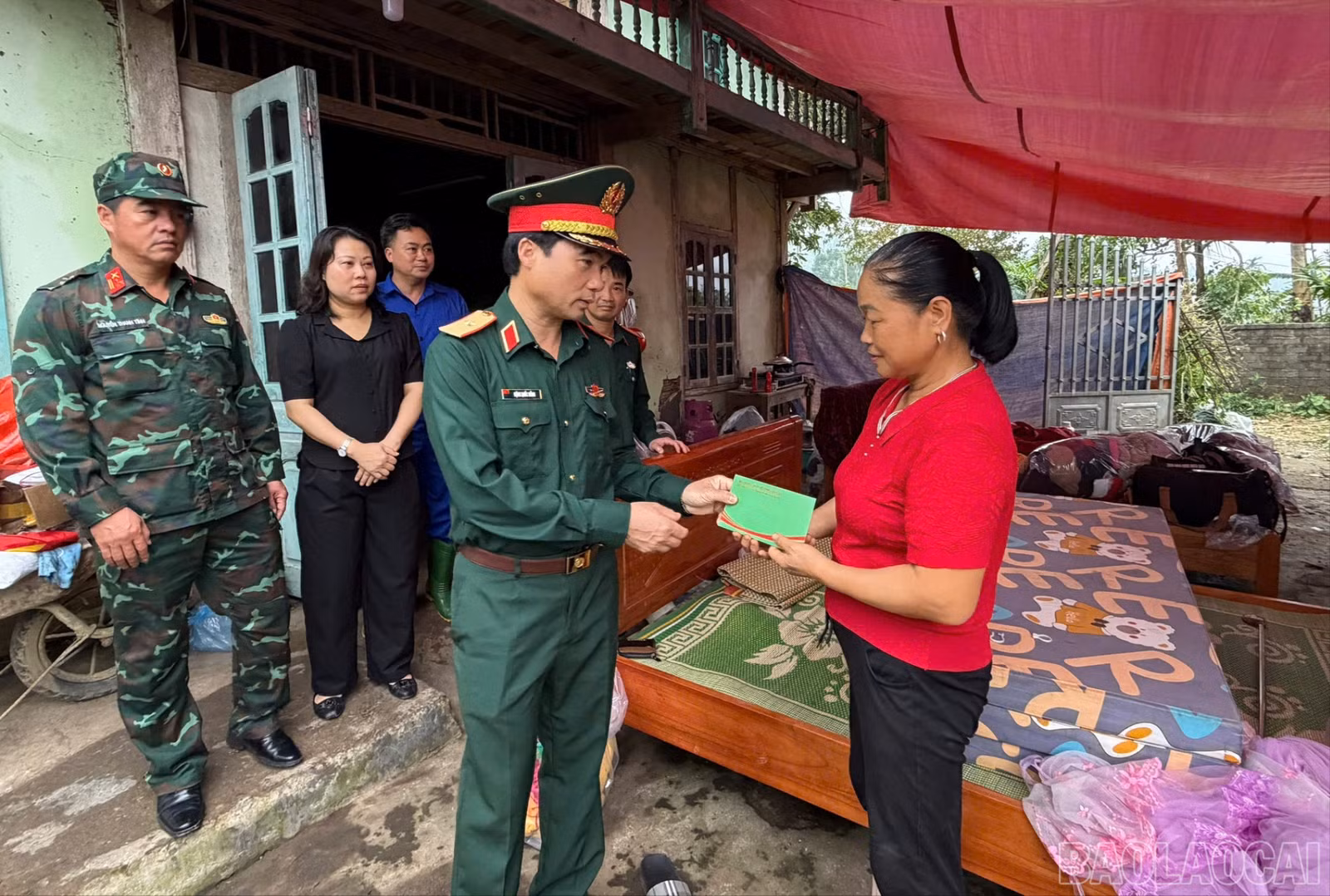 Thiếu tướng Đặng Quốc Đồng - Chỉ huy trưởng Bộ CHQS tỉnh thăm hỏi, động viên các gia đình bị thiệt hại do thiên tai trên địa bàn xã Thượng Bằng La.