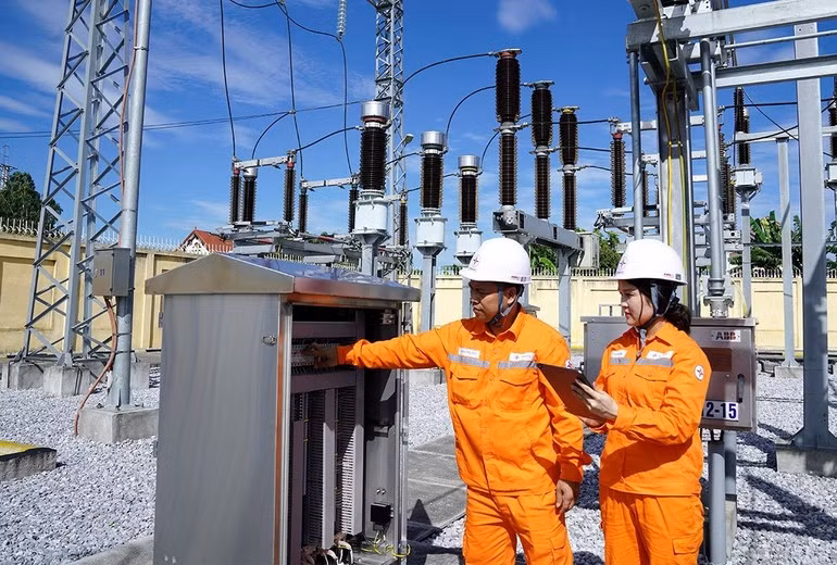 Kiểm tra hệ thống tủ điện vận hành tại trạm biến áp.