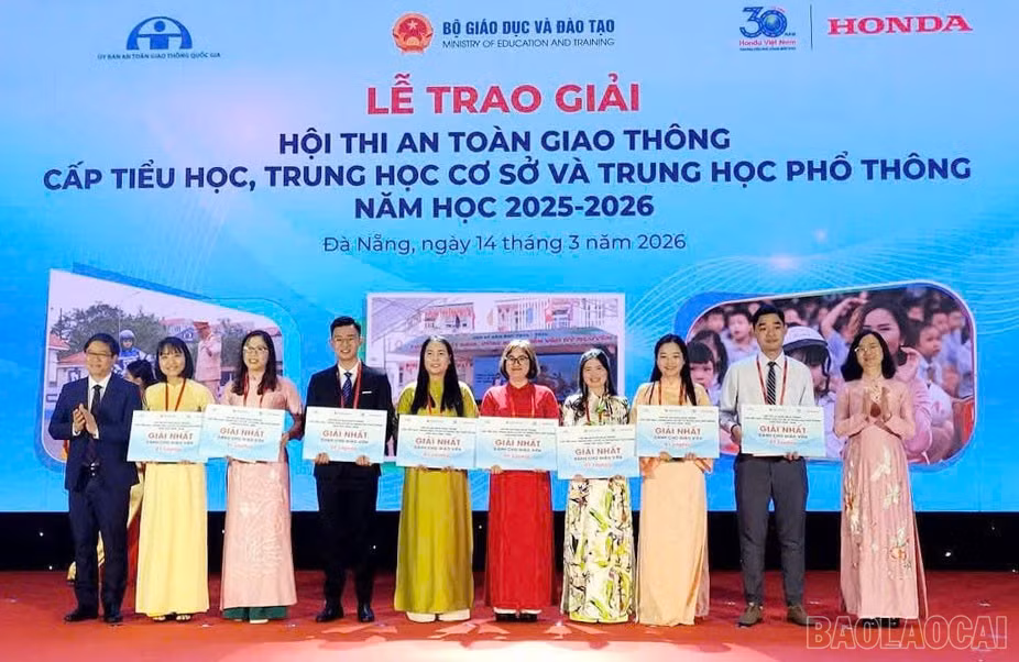 baolaocai-br_1-ban-to-chuc-trao-giai-cho-cac-thi-sinh-dat-thanh-tich-cao-trong-hoi-thi-1368.jpg