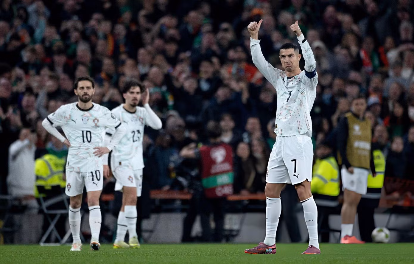 Ronaldo chế giễu đối thủ khi rời sân.