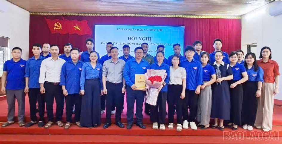 baolaocai-br_lanh-dao-xa-trao-quyet-dinh-va-tang-hoa-chuc-mung-cac-thanh-vien-trong-cau-lac-bo.jpg